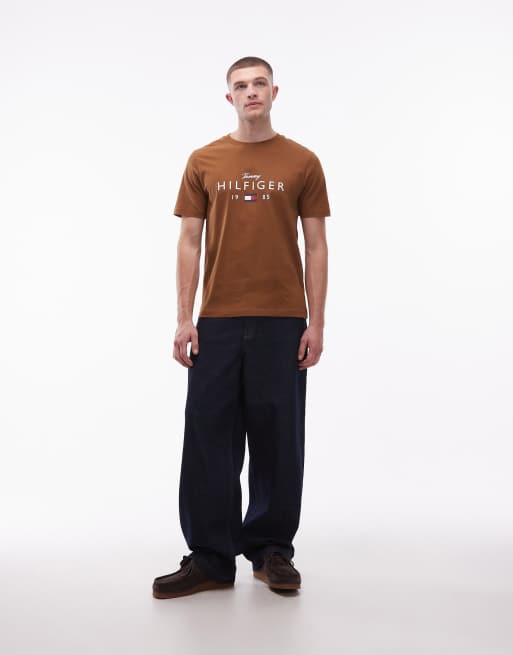 Tommy Hilfiger - T-shirt marrone con logo centrale, 2 di 5