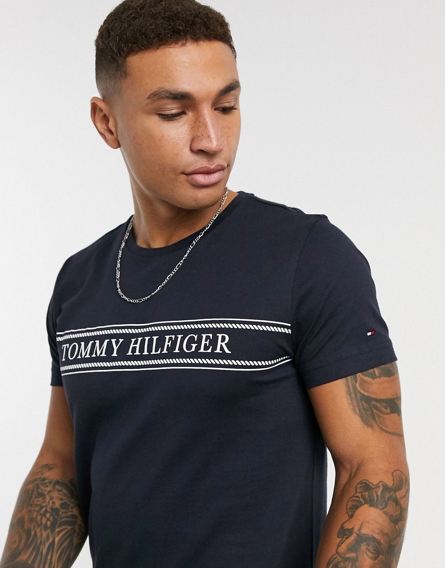 Tommy Hilfiger – T-shirt med repränder-Marinblå
