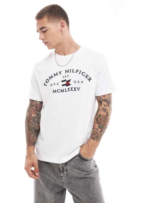 Tommy Hilfiger - T-shirt met gebogen nautisch logo in wit