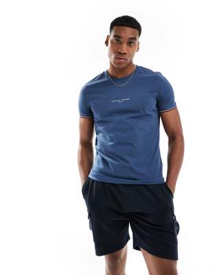 Tommy Hilfiger - T-shirt met klein logo en gekleurde randjes in middenblauw