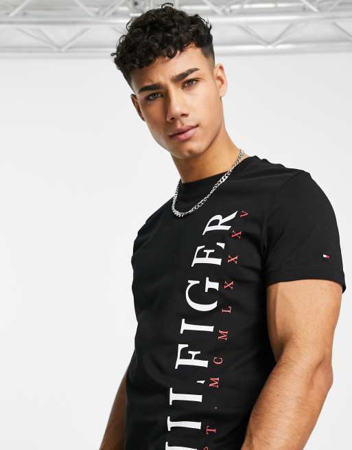 Tommy Hilfiger - T-shirt met verticaal logo in zwart, 4 van 4