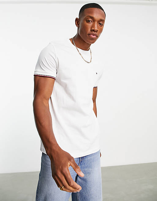 Tommy Hilfiger – T-Shirt mit Markenlogo und gestreiften Bündchen in Weiß |  ASOS
