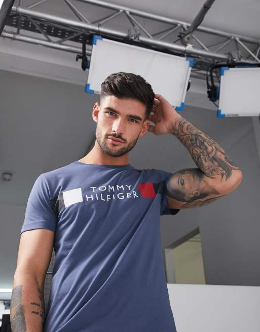 Tommy Hilfiger – T-Shirt mit Streifenlogo auf der Brust in ausgebleichtem Indigo