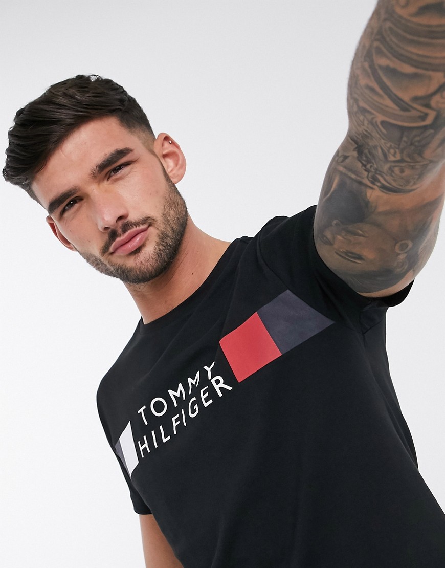 Tommy Hilfiger - T-shirt nera con logo iconico a righe sul petto-Nero