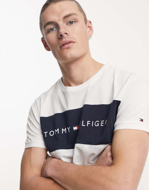 Tommy Hilfiger - T-shirt ras de cou confort avec empiècement contrastant sur le devant et logo - Blanc, 3 de 4