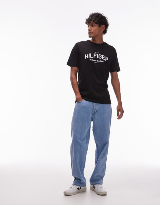 Tommy Hilfiger - T-shirt style universitaire avec logo incurvé - Noir, 2 de 5
