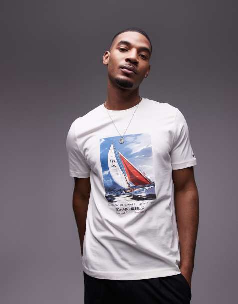 Tommy Hilfiger – T-shirt w kolorze złamanej bieli z grafiką z żaglówką - view 1