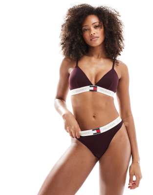 Tommy Hilfiger – Tanga in Braunrot mit sich wiederholendem Retro-Logo am Bund