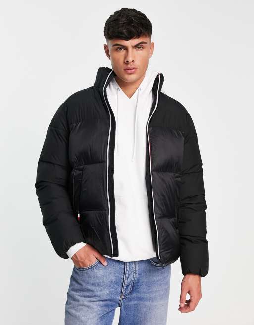 Tommy Hilfiger – Tech – Svart pufferjacka med ståkrage, ikon och tejpade detaljer vid dragkedjan