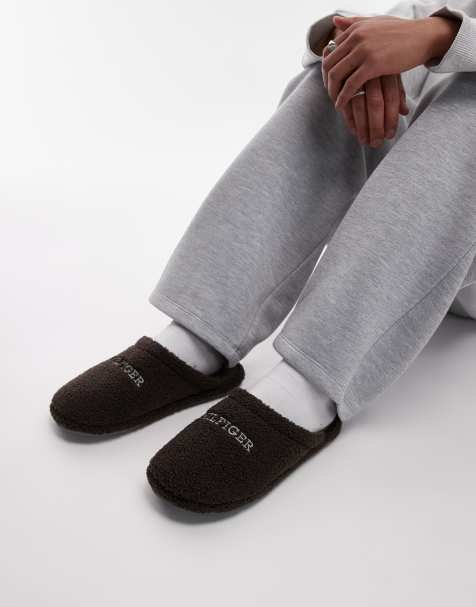 Tommy Hilfiger – Teddypantoffeln in Dunkelbraun - view 1