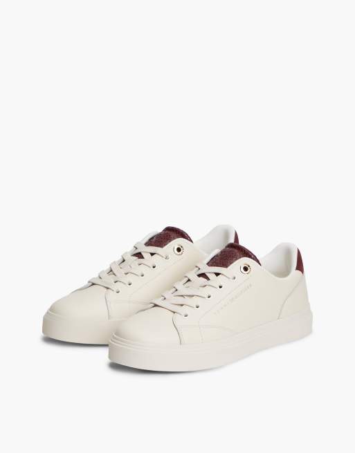 Tommy Hilfiger TH Monogram Leder-Sneaker mit Cupsohle in Cremeweiß/Oxblood, 2 von 7