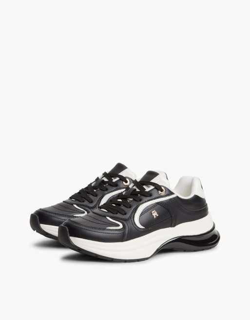 Tommy Hilfiger TH Monogram Leder-Sneaker mit grober Sohle in Schwarz, 2 von 7