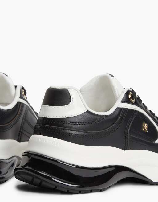 Tommy Hilfiger TH Monogram Leder-Sneaker mit grober Sohle in Schwarz, 6 von 7