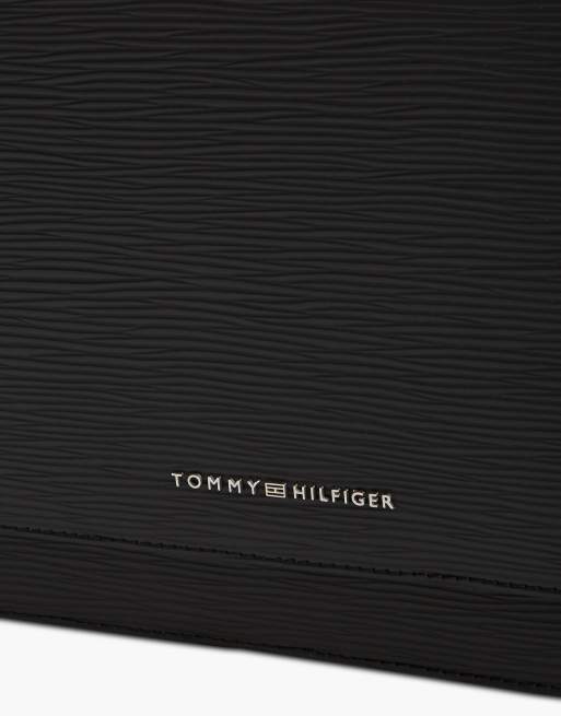 Tommy Hilfiger Th strukturierte Crossbody-Messengertasche in Schwarz, 5 von 5