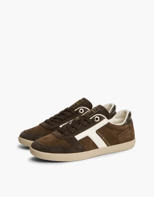 Tommy Hilfiger Th tribeca baskets en daim à textures mixtes avec drapeau émaillé en marron fondant/crème douce, 2 de 7