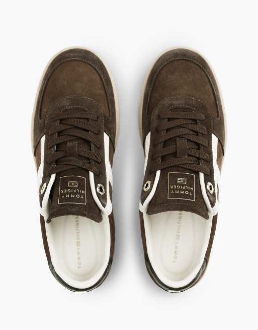 Tommy Hilfiger Th tribeca baskets en daim à textures mixtes avec drapeau émaillé en marron fondant/crème douce, 3 de 7