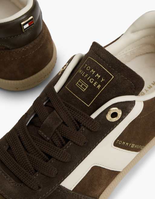 Tommy Hilfiger Th tribeca baskets en daim à textures mixtes avec drapeau émaillé en marron fondant/crème douce, 6 de 7
