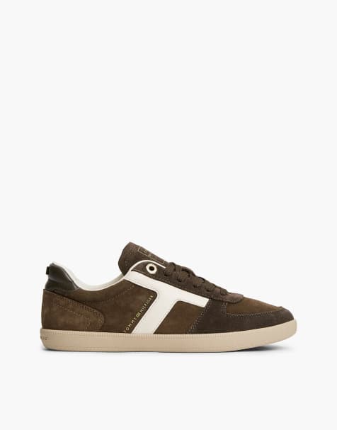 Tommy Hilfiger TH Tribeca Sneaker aus Veloursleder mit gemischter Struktur und Emaille-Flagge in Fondantbraun/Cremeweiß - view 1