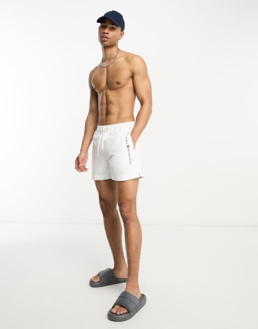 Tommy Hilfiger – The Original – Halblange Badeshorts in Weiß mit Kordelzug, 2 von 4