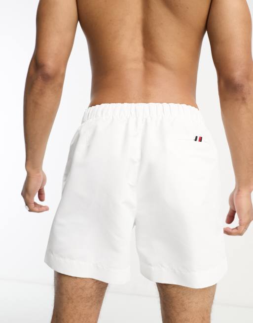 Tommy Hilfiger – The Original – Halblange Badeshorts in Weiß mit Kordelzug, 3 von 4