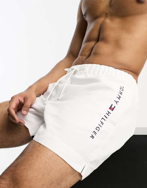 Tommy Hilfiger – The Original – Halblange Badeshorts in Weiß mit Kordelzug, 4 von 4