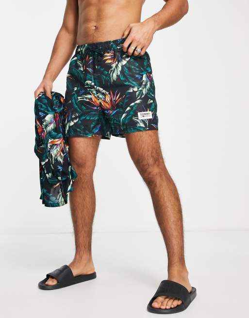 Tommy Hilfiger – Tropiskt mönstrade badshorts i polyester