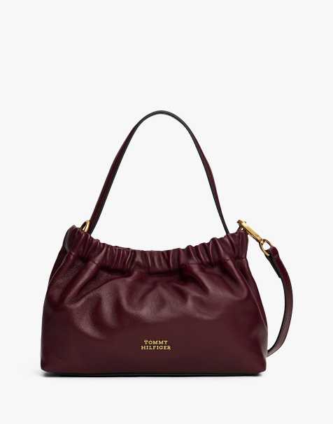 Tommy Hilfiger – Umhängetasche aus weichem Leder in Dunkelbraun mit Logo-Plakette - view 1