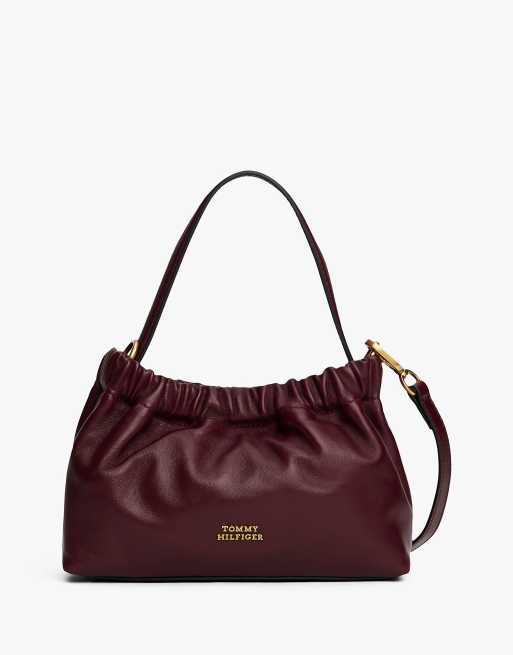 Tommy Hilfiger – Umhängetasche aus weichem Leder in Dunkelbraun mit Logo-Plakette