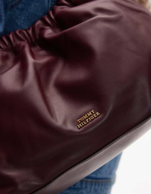 Tommy Hilfiger – Vinröd, mjuk, slouchy handväska i läder, 2 av 4