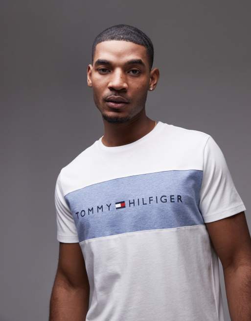 Tommy Hilfiger – Vit, blå, blockfärgad t-shirt med logga