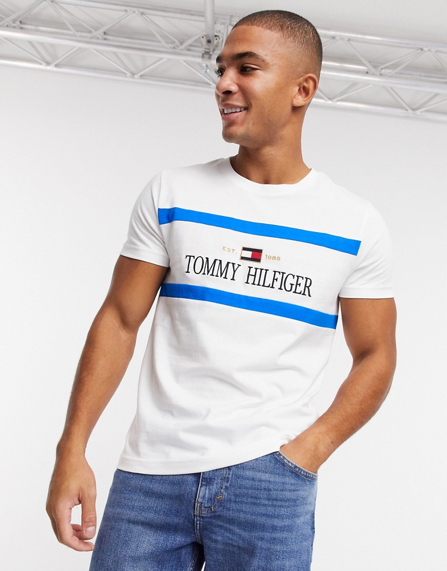 Tommy Hilfiger – Vit, panelsydd t-shirt med logga på bröstet