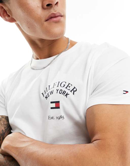 Tommy Hilfiger – Vit t-shirt i collegestil med rundad logga