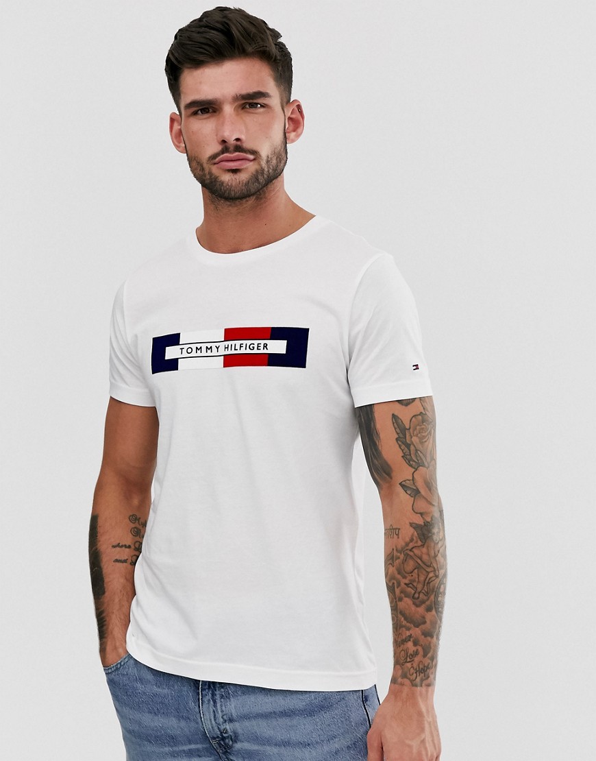 Tommy Hilfiger – Vit t-shirt med fyrkantig logga på bröstet
