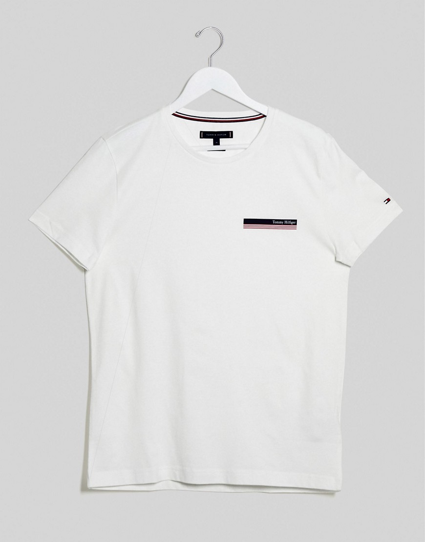 Tommy Hilfiger – Vit t-shirt med liten logga på bröstet