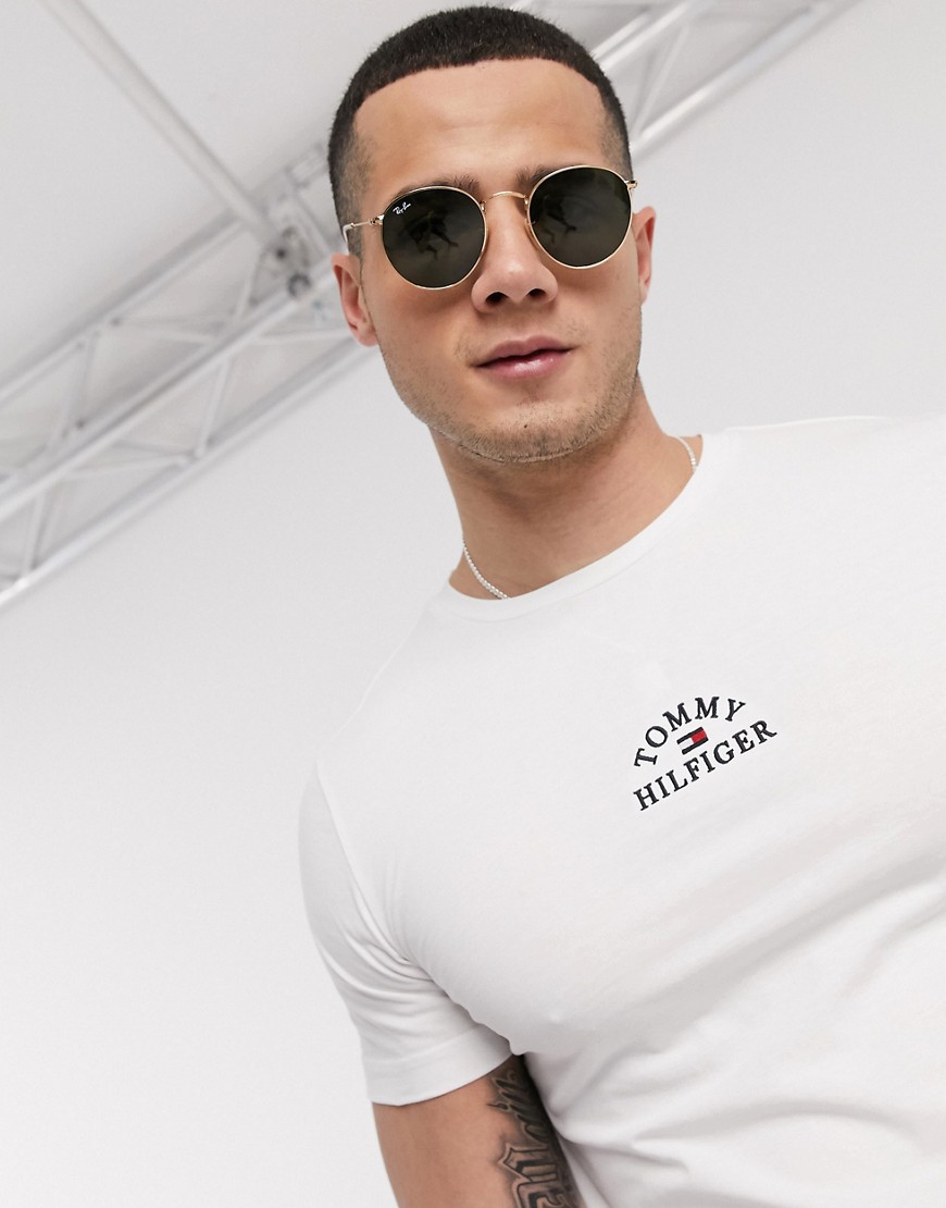 Tommy Hilfiger – Vit t-shirt med logga på bröstet