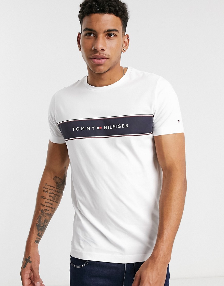 Tommy Hilfiger – Vit t-shirt med rand och logga på bröstet