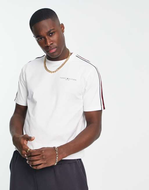 Tommy Hilfiger – Vit t-shirt med ränder på ärmarna