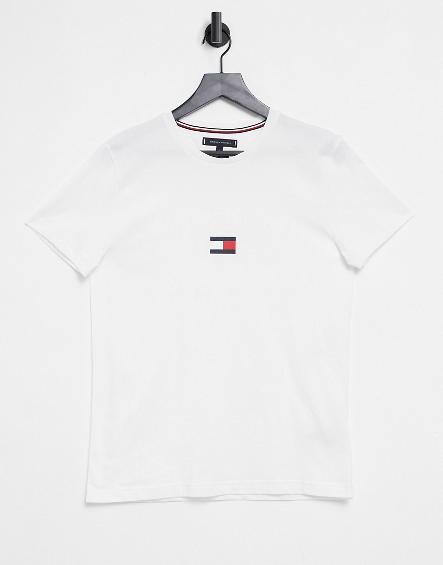 Tommy Hilfiger – Vit t-shirt med tryckt logga i mitten av bröstet