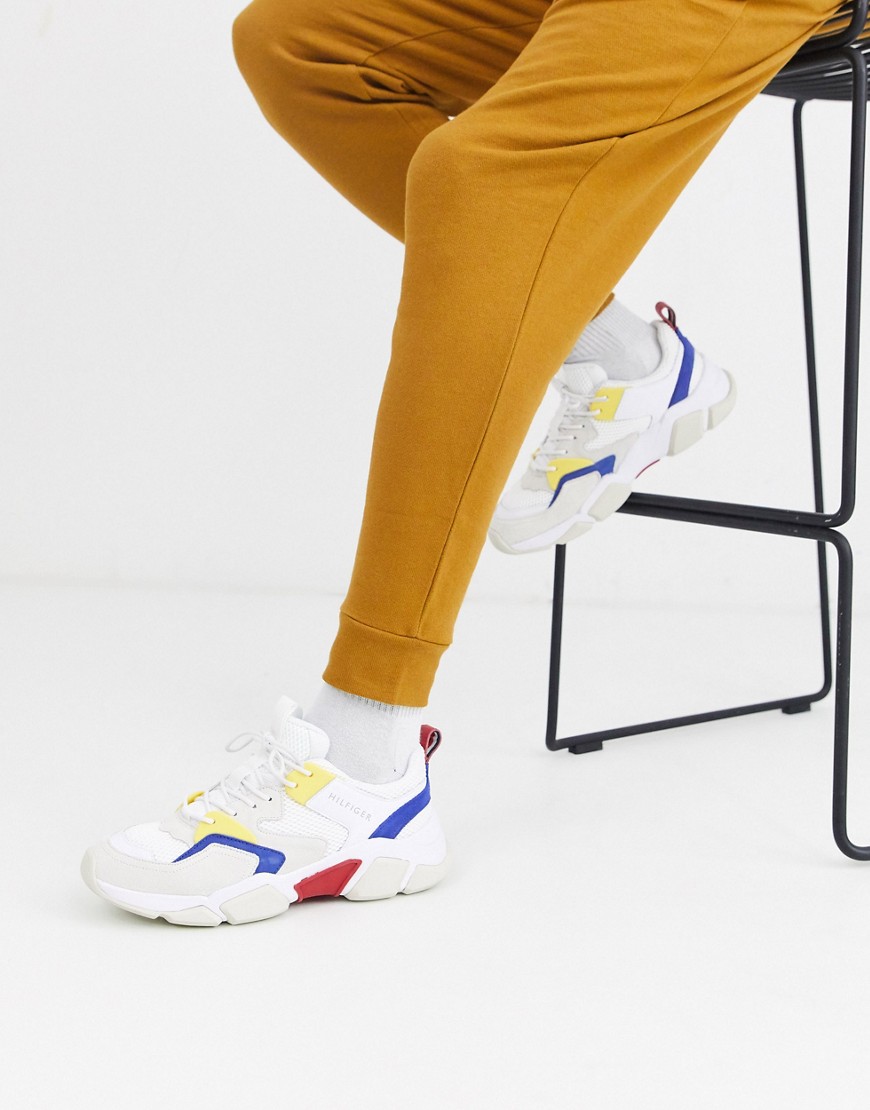 Tommy Hilfiger – Vita grova dad-sneakers med olikfärgade detaljer