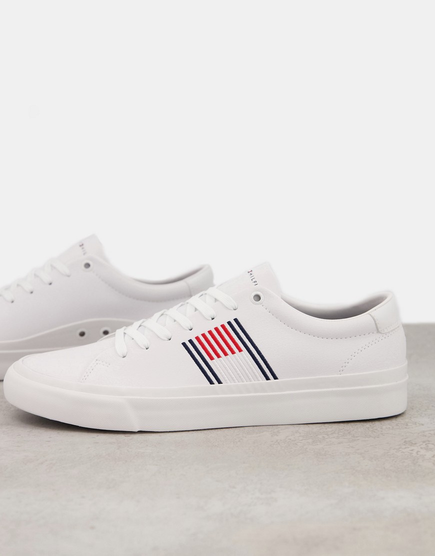 Tommy Hilfiger – Vita sneakers i läder med logga