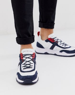 Tommy Hilfiger – vita sneakers med marinblå och röda paneler