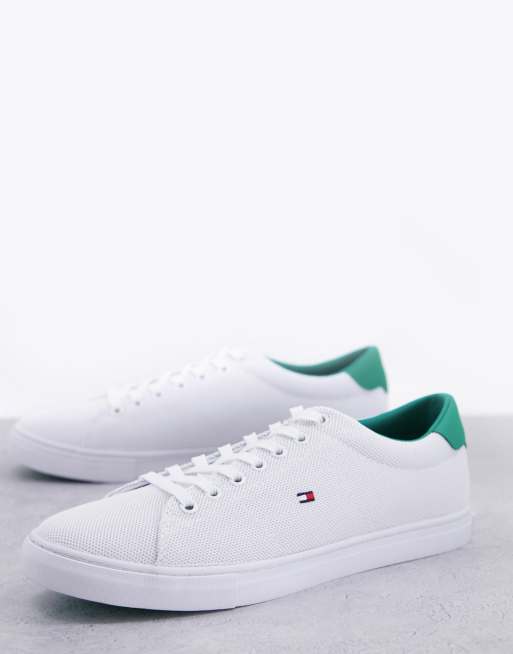 Tommy Hilfiger – Vulc – Vita stickade snekars med grön detalj och flagglogga