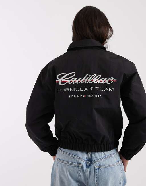 Tommy Hilfiger x Cadillac – Cropped-Jacke in Schwarz mit „F1“-Logo, 4 von 4