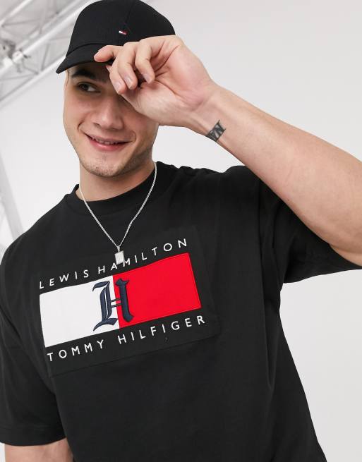 Tommy Hilfiger x Lewis Hamilton - Oversized T-shirt met rood logo in zwart, 3 van 4