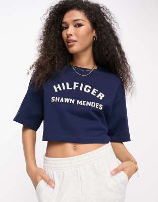 Tommy Hilfiger x Shawn Mendes - Kurzes T-Shirt in Marineblau mit gebogenem Logo-Grafikprint