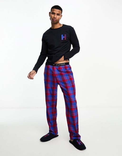 Tommy Hilfiger – Zestaw podarunkowy w niebiesko-czerwoną kratę: flanelowy zestaw odzieży domowej i kapcie