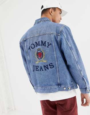 Tommy Jeans – 6.0 Limited Capsule – Jeansjacke in mittlerer Waschung mit  großem Wappen-Logo auf dem Rücken | ASOS