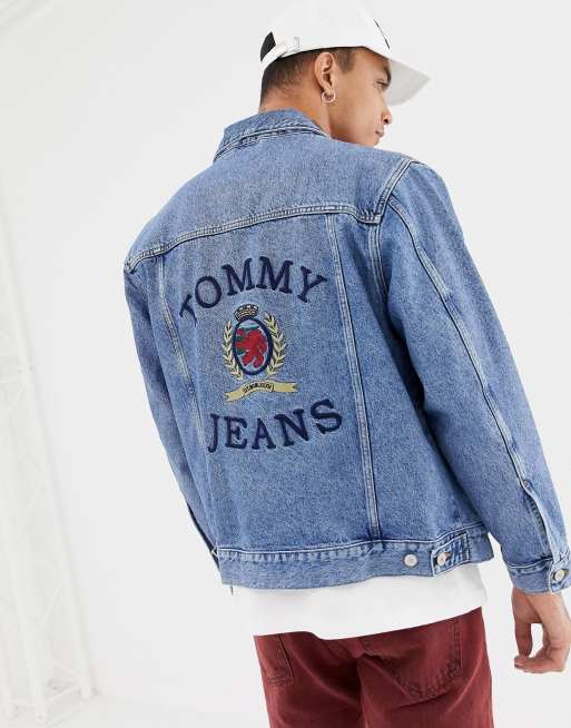 Tommy Jeans 6 0 Limited Capsule Jeansjacke In Mittlerer Waschung Mit Grossem Wappen Logo Auf Dem Rucken Asos