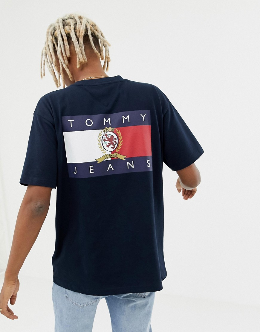 Tommy Jeans - 6.0 Limited Capsule - T-shirt girocollo blu mavy con bandiera e stemma sul retro-Navy