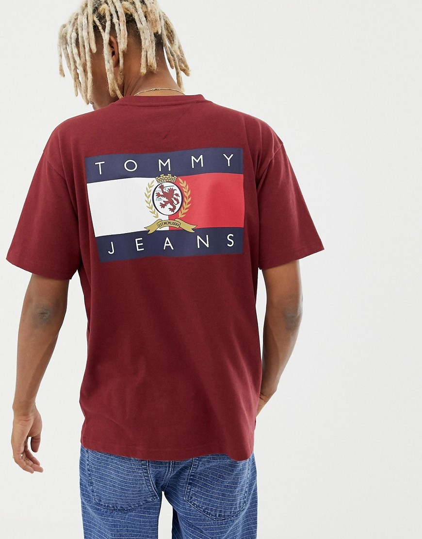 Tommy Jeans - 6.0 Limited Capsule - T-shirt girocollo bordeaux con bandiera con stemma e stampa sul retro-Rosso